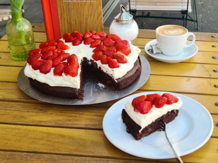 Veganer Brownie-Erdbeer-Kuchen